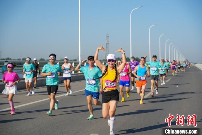 星空体育(中国)官方网站：共度佳节 中外跑者乐跑七里海湿地