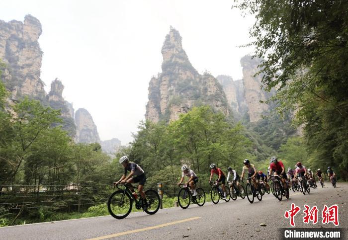 星空体育官网登录入口：千名海内外自行车手湖南张家界“峰林竞速”