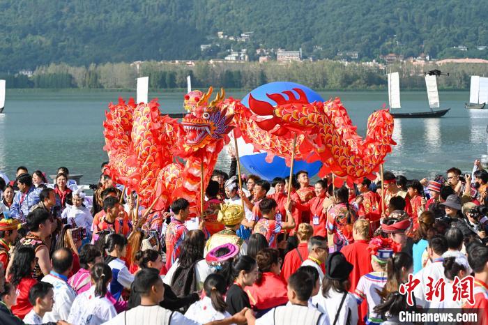 金秋美景相伴 近三百名海内外骑手“破风”太行山