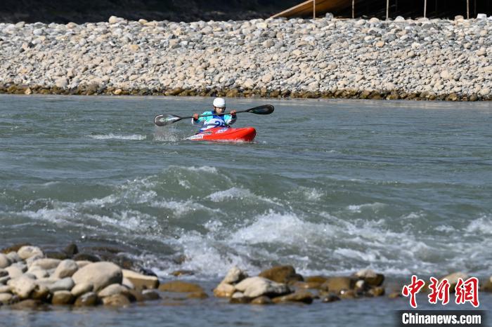 15国110余名运动员逐浪怒江皮划艇野水国际公开赛