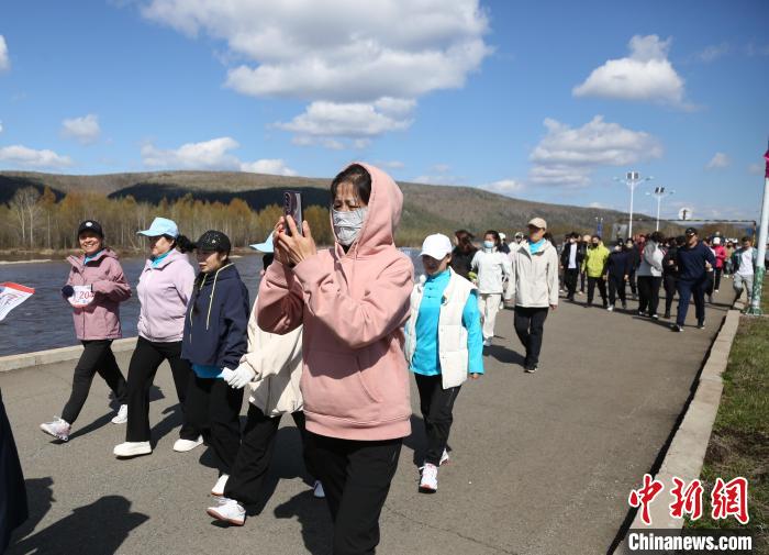 “体育+旅游+生态” 400余人徒步“中国最冷小镇”